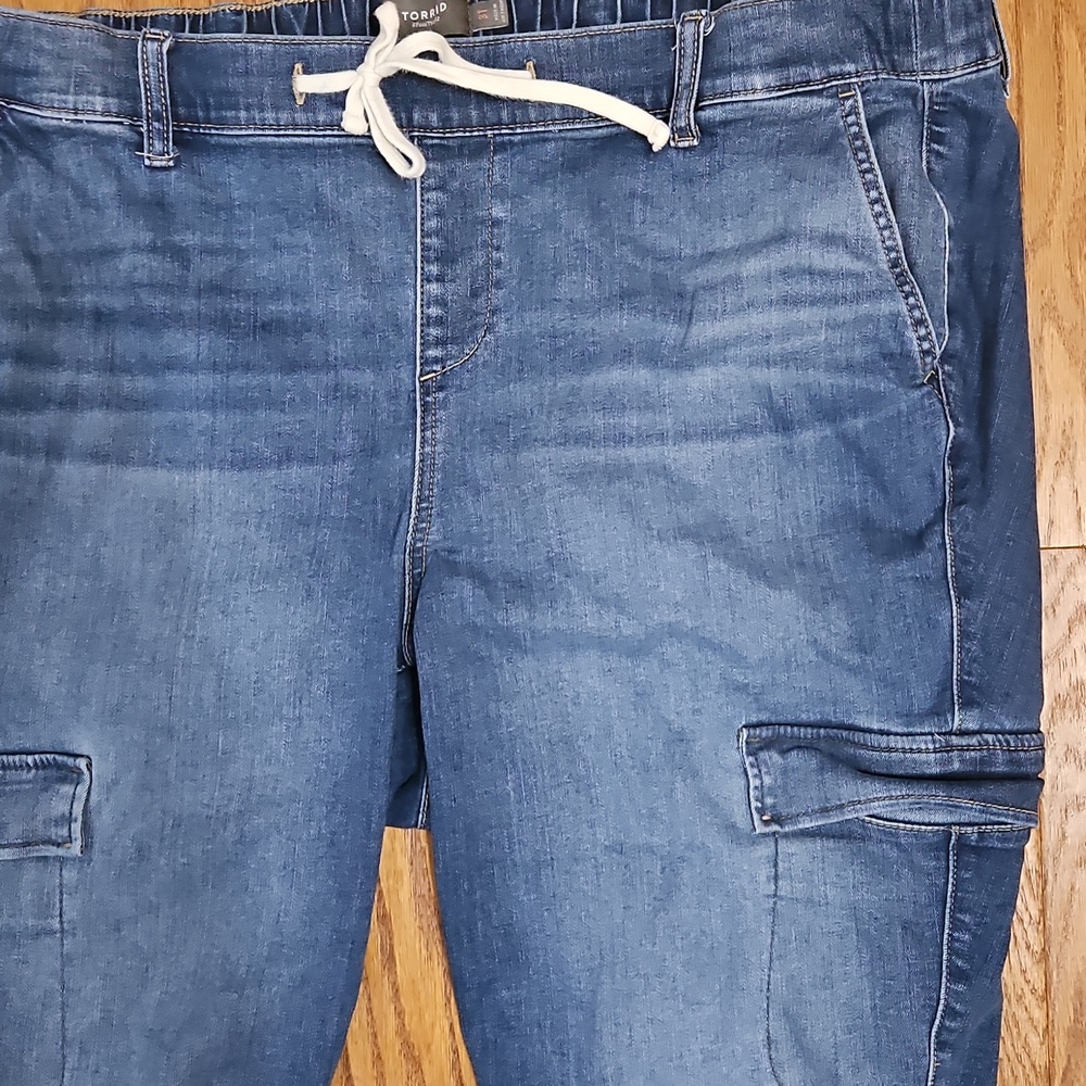 Torrid Weekend Boyfriend Mid-Rise Straight Cargo Jean  3 Tall (22-24) - Picture 3 of 8